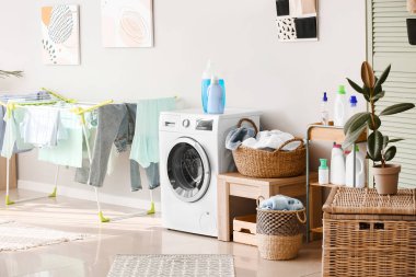 Modern ev çamaşır odasının içi.