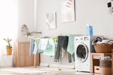 Modern ev çamaşır odasının içi.