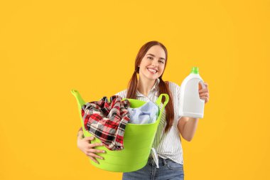 Çamaşır ve deterjanı olan güzel bir genç kadın.