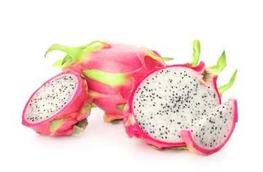 Beyaz arka planda lezzetli ejderha meyvesi