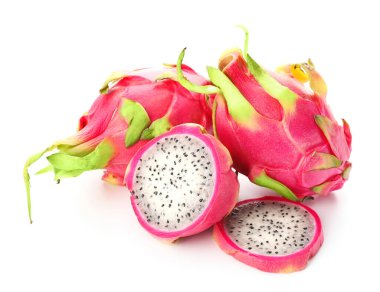 Beyaz arka planda lezzetli ejderha meyvesi