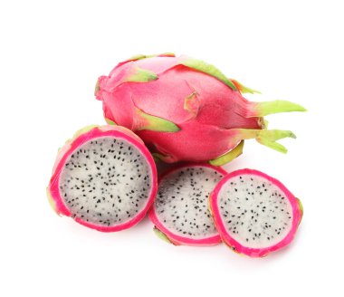 Beyaz arka planda lezzetli ejderha meyvesi