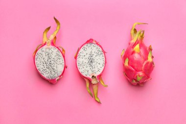 Renkli arkaplanda lezzetli ejderha meyvesi