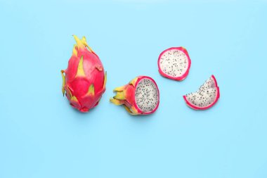 Renkli arkaplanda lezzetli ejderha meyvesi