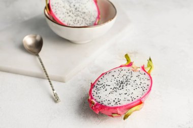 Beyaz arka planda lezzetli ejderha meyvesi