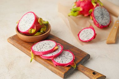 Masada lezzetli ejderha meyveleri ile kesme tahtası