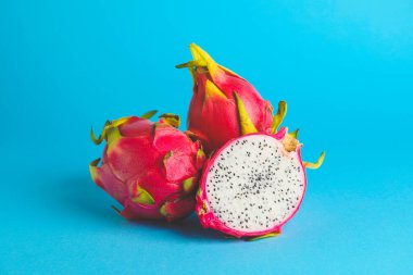 Renkli arkaplanda lezzetli ejderha meyvesi