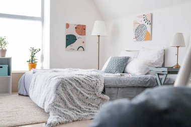 Modern şık yatak odasının içi.