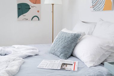 Modern şık yatak odasının içi.