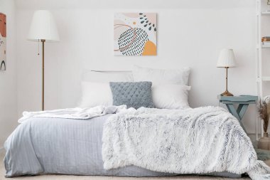 Modern şık yatak odasının içi.