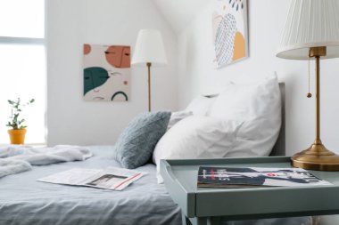 Modern şık yatak odasının içi.