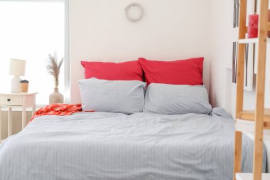 Odanın içinde büyük, rahat bir yatak.