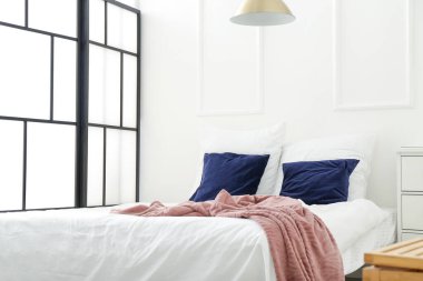 Modern konforlu yatak odası.