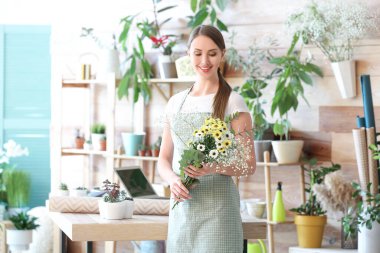 Kadın çiçekçi dükkanı portresi