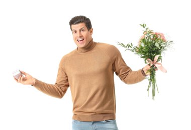 Çiçek buketi olan yakışıklı bir adam ve beyaz arka planda bir hediye.