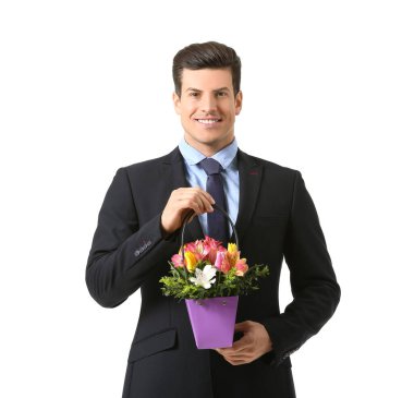 Beyaz arka planda çiçek demeti olan yakışıklı bir adam.
