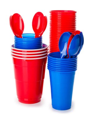 Beyaz arkaplanda plastik sofra takımı