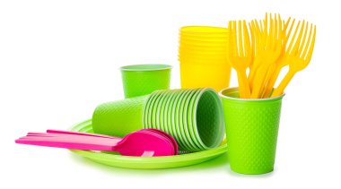 Beyaz arkaplanda plastik sofra takımı