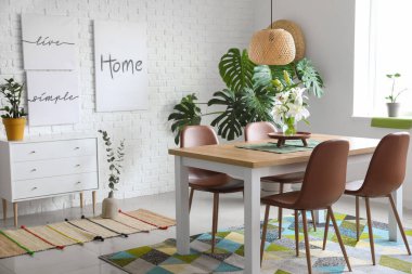 Modern şık yemek odasının içi.