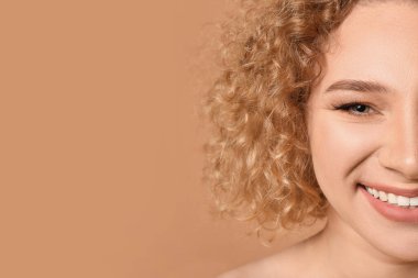 Güzel, kısa kıvırcık saçlı, renkli bir kadın.