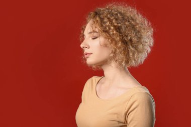 Güzel, kısa kıvırcık saçlı, renkli bir kadın.