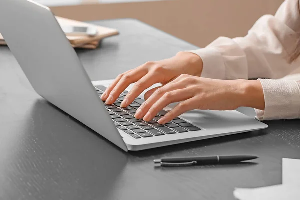 Beautiful Secretary Working Laptop Office Closeup — Stock Photo, Image