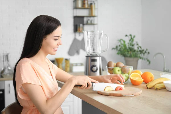 Jovem Mulher Fazendo Smoothie Frutas Cozinha Casa — Fotografia de Stock