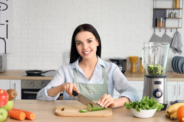 Junge Frau Macht Gemüsesmoothie Küche Hause — Stockfoto