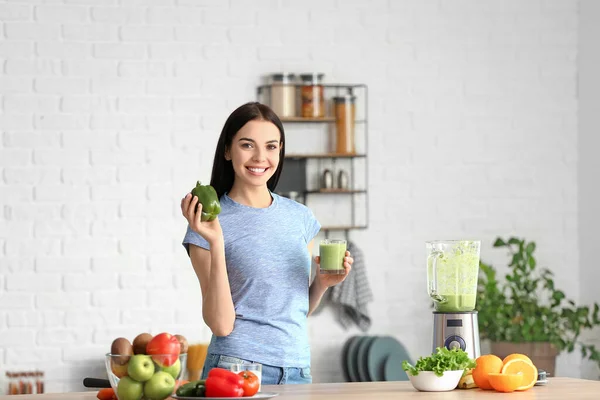 Jonge Vrouw Met Glas Groente Smoothie Keuken Thuis — Stockfoto