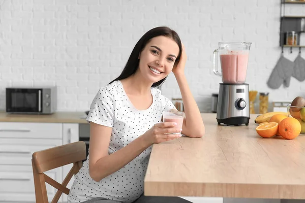 Femme Enceinte Avec Verre Smoothie Aux Fruits Dans Cuisine Maison — Photo