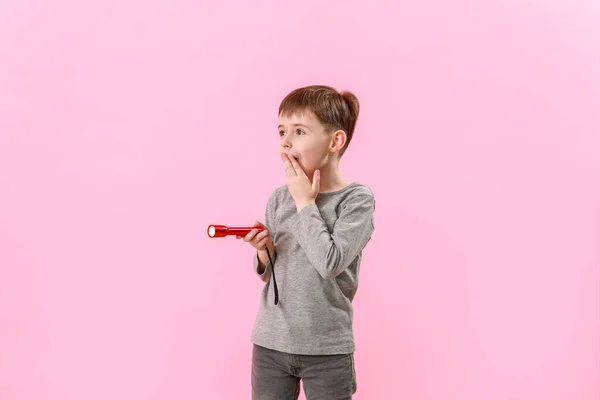 Sorpreso Bambino Con Torcia Elettrica Sfondo Colore — Foto Stock