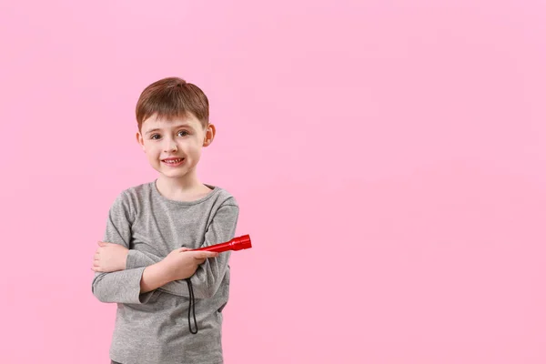 Μικρό Αγόρι Φακό Στο Φόντο Χρώμα — Φωτογραφία Αρχείου