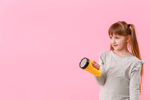 Klein Meisje Met Zaklamp Kleur Achtergrond — Stockfoto