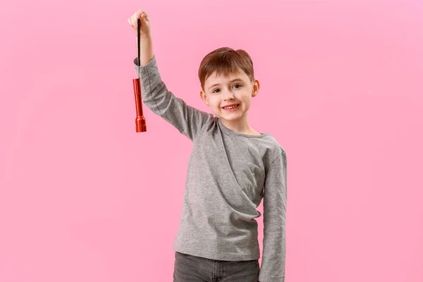 Niño Pequeño Con Linterna Sobre Fondo Color — Foto de Stock