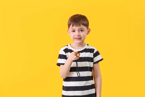 Niño Pequeño Con Linterna Sobre Fondo Color — Foto de Stock