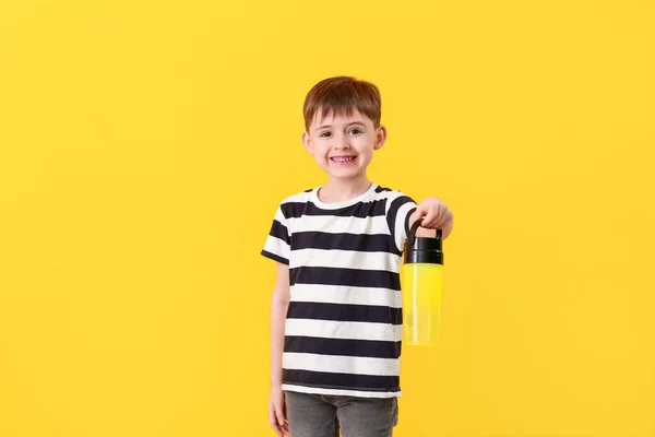 Menino Com Lanterna Fundo Cor — Fotografia de Stock