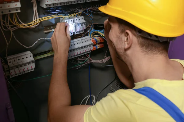 Electricista Masculino Con Placa Distribución Reparación Linterna —  Fotos de Stock