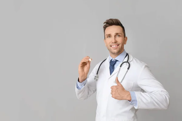 Médico Masculino Con Linterna Sobre Fondo Gris —  Fotos de Stock