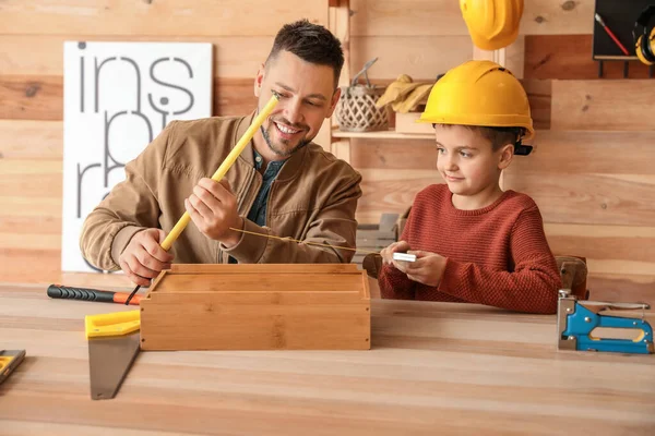 Petit Fils Aidant Son Père Dans Atelier Menuisier — Photo