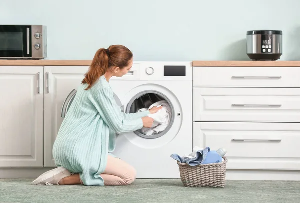 Mujer Joven Haciendo Colada Casa — Foto de Stock