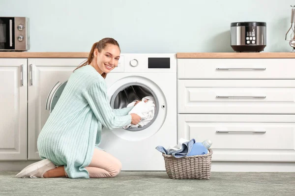 Mujer Joven Haciendo Colada Casa — Foto de Stock