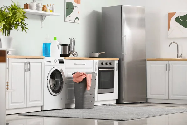 带有现代洗衣机的厨房内部 — 图库照片