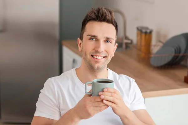 Hombre Guapo Bebiendo Café Cocina — Foto de Stock