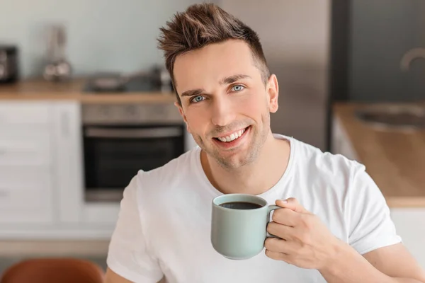 Schöner Mann Trinkt Kaffee Küche — Stockfoto