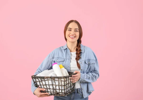 Mulher Bonita Com Lavanderia Detergentes Fundo Cor — Fotografia de Stock