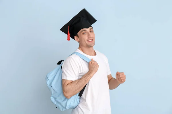 若いです男で卒業帽子上のライト背景 — ストック写真