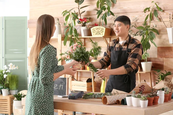 Young Woman Making Order Flower Shop — Stock Photo, Image