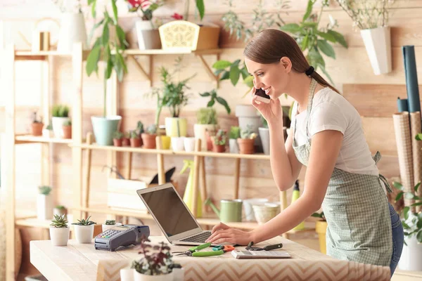 Vrouwelijke Bloemist Winkel — Stockfoto