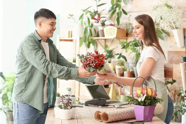 Hombre Asiático Haciendo Orden Floristería — Foto de Stock