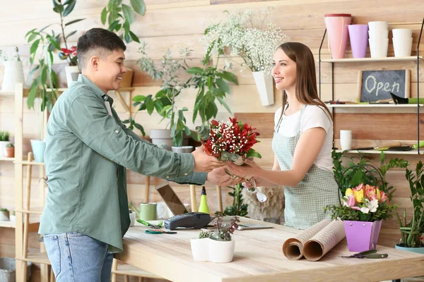 Hombre Asiático Haciendo Orden Floristería — Foto de Stock